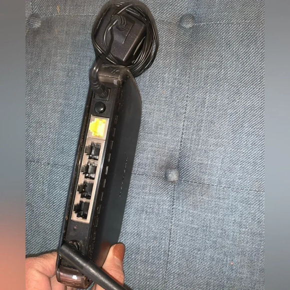 Netgear N150 150 Mbps 4-Port 10/100 Wireless N Router (WNR1000) - Picture 4 of 6